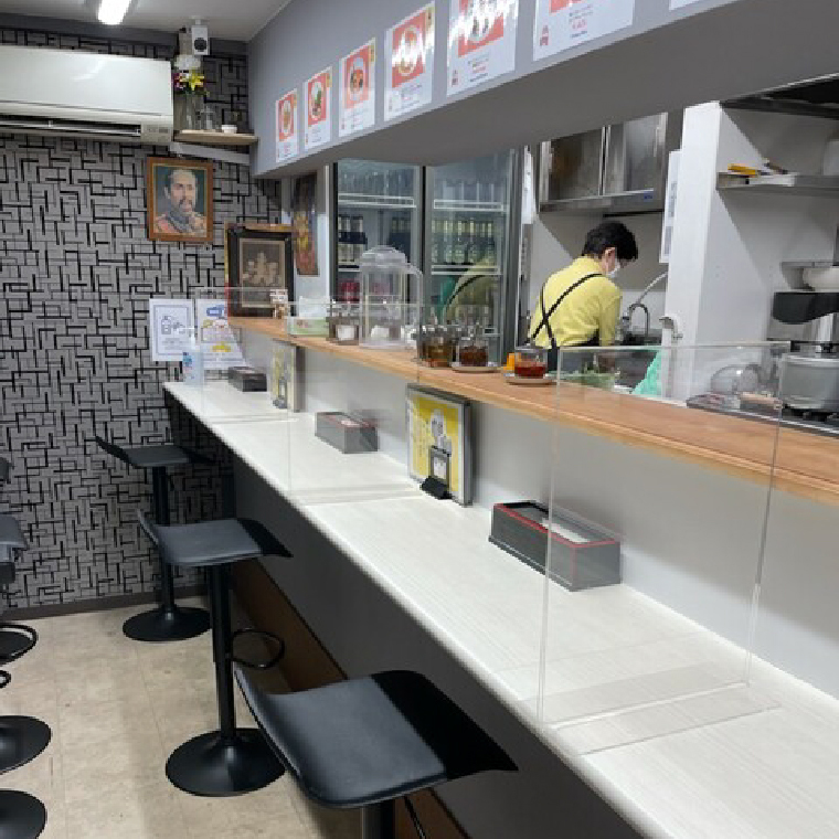 チキンワンヌードル店内